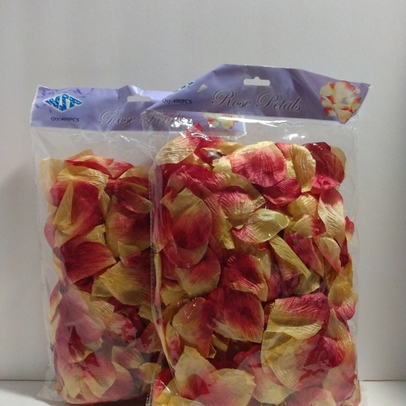 2 bags  of fabric rose petals. Rose and cream color. 800 pieces. - Picture 1 of 2